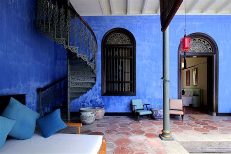 Blue Mansion .